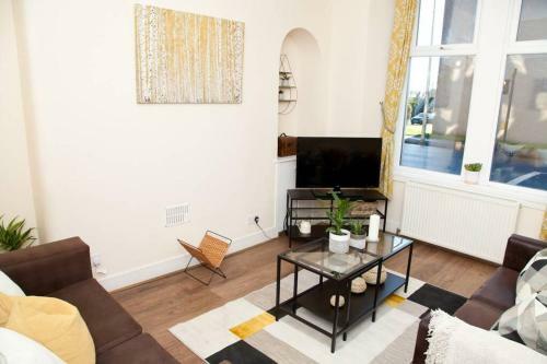 Snug - Logie Baird Apartment