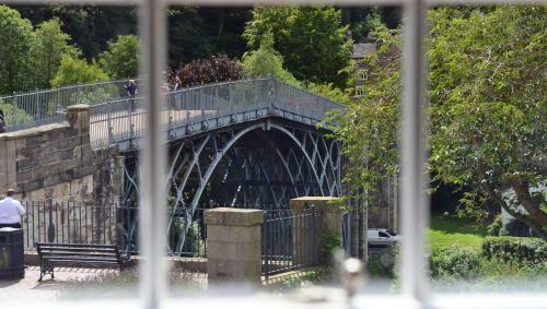 Hostal Bridge View Guest House