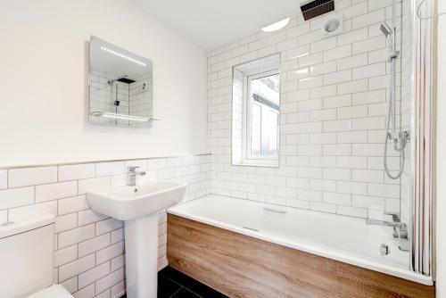 Little Petherick Villa Sleeps 12 With Wifi