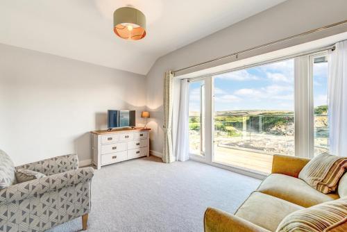 Little Petherick Villa Sleeps 12 With Wifi