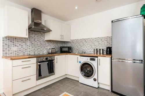 Gorgeous Central 2 Bed Apt - L1's Doorstep