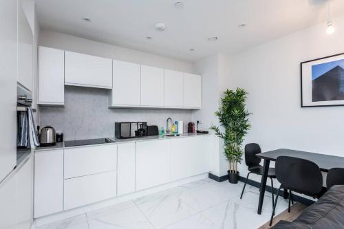 Waterfront Apartment With View Of Liver Building