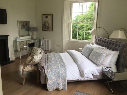 Bed & Breakfast Llwynhelig Manor