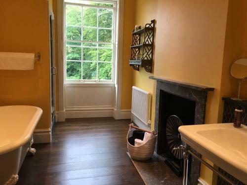 Bed & Breakfast Llwynhelig Manor