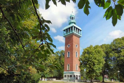 2 Bedroom Large Town Centre Apartment Free Parking