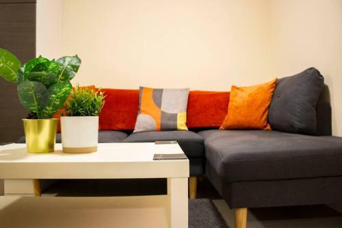 2 Bedroom Large Town Centre Apartment Free Parking