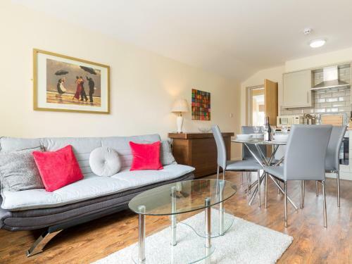 Stayford Apartments, Meriden - Near Nec