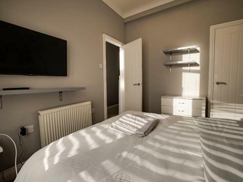 Haddon House Sleeps 7 - Workstays Uk