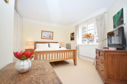 8 Angel Yard, Midhurst