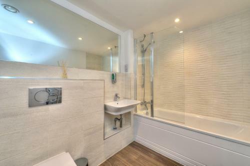 Executive Oakgrove Apartment