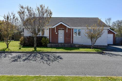 Modern 3-bed Bungalow In Moelfre - Private Garden!