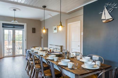 Mundesley Chateau Sleeps 12 With Wifi