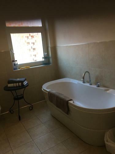 Beautifully Presented 6 Bed 5 & A Half Bath House