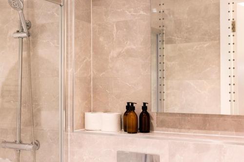 Modern And Bright Two Story Apartment - Super Central Location.