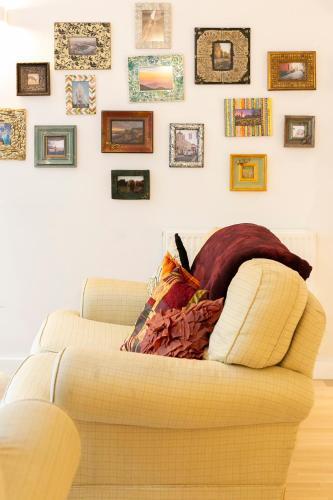 Modern And Bright Two Story Apartment - Super Central Location.