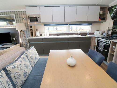 Riverside Retreat, Black 6