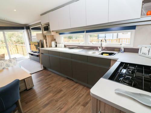 Riverside Retreat, Black 6