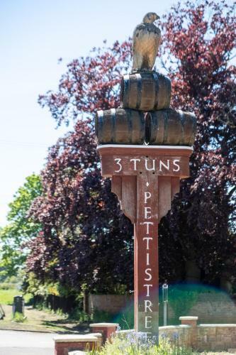 Rowan ? Three Tuns Apartments