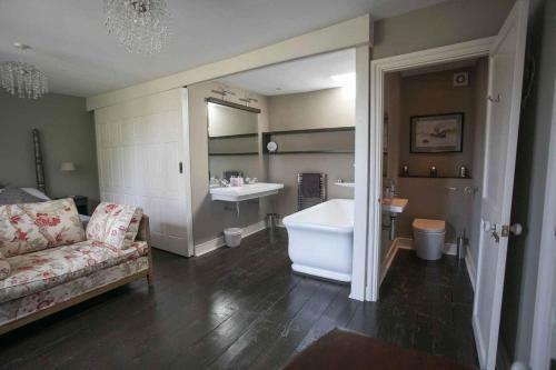 Medieval Town House - Walled Garden Sleeps 8