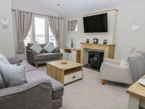 Charming Lodge Located On Cayton Bay Holiday Park