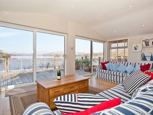 Lodge On The Lake