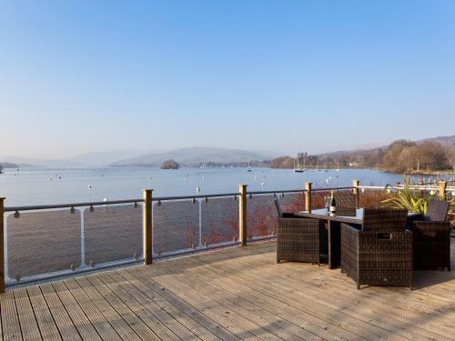 Lodge On The Lake