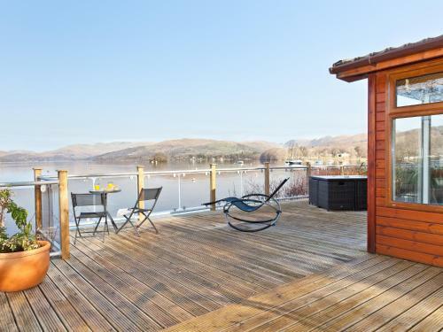 Lodge On The Lake