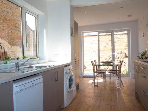 A Windsor Dream Home! Stylish And Roomy!