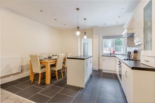Beautiful 4 Bed House Worcester City Centre