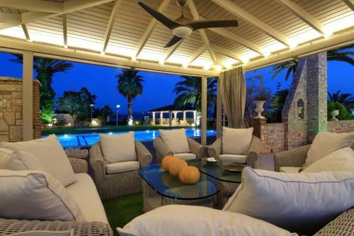Black Diamond Luxury Villa Anavyssos In Athens