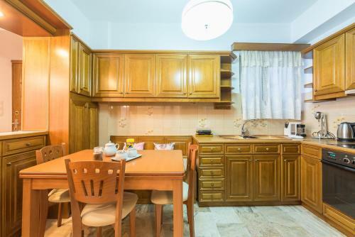 Vintage Acropolis Apartment By Cloudkeys