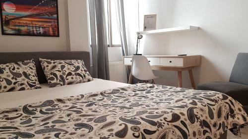 Palette Apartment Champagne - Athens Center, 6 Bd, 3 Bath