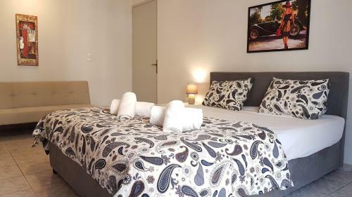 Palette Apartment Champagne - Athens Center, 6 Bd, 3 Bath