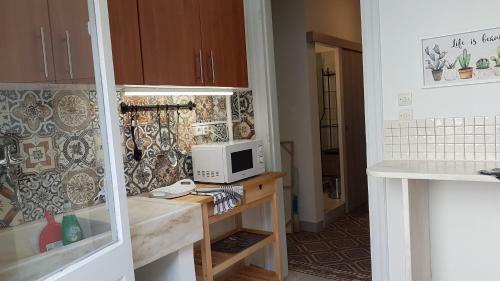 Ionian Apartment- Athens Center, 6 Bd, 2.5 Bath