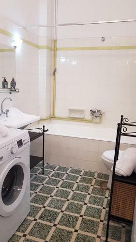Ionian Apartment- Athens Center, 6 Bd, 2.5 Bath