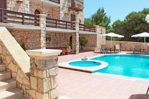 Koiliomenos Villa Sleeps 12 With Pool And Air Con