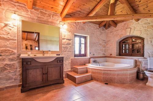 Koiliomenos Villa Sleeps 12 With Pool And Air Con
