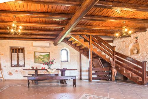 Koiliomenos Villa Sleeps 12 With Pool And Air Con