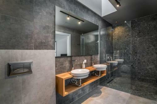 Villa Yana With Direct Sea Access, Large Pool & Heated Jacuzzi
