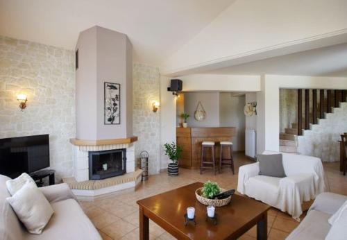 Gavalochori Villa Sleeps 13 With Pool And Air Con