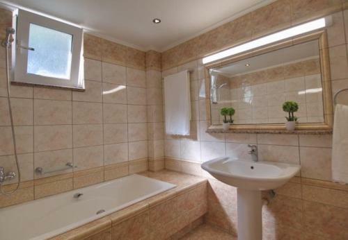 Kamisiana Villa Sleeps 7 With Pool And Air Con