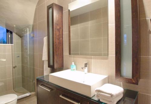 Kambia Villa Sleeps 7 With Pool And Air Con