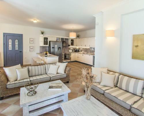 Kassiopi Villa Sleeps 10 Pool Wifi