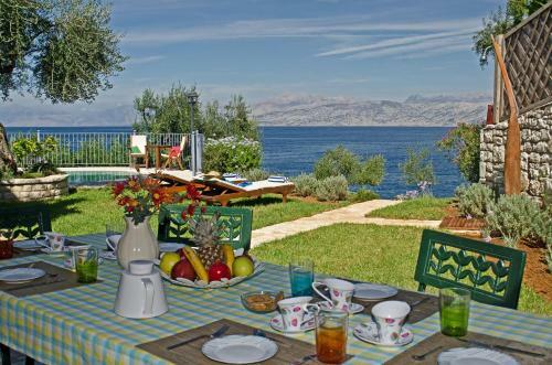 Kassiopi Villa Sleeps 10 Pool Wifi
