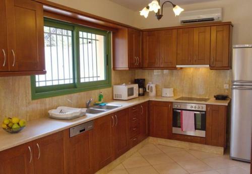 Kato Kateleios Villa Sleeps 7 With Pool And Air Con
