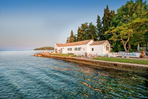 Chlomos Villa Sleeps 16 With Pool And Wifi