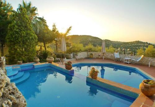 Ano Stalos Villa Sleeps 7 With Pool And Air Con