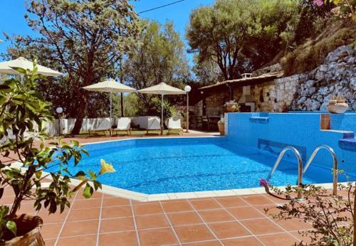Ano Stalos Villa Sleeps 7 With Pool And Air Con