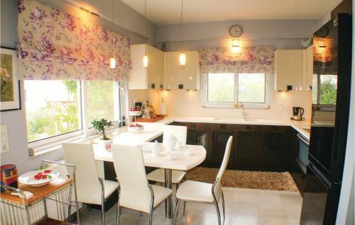 Four-bedroom Holiday Home In Mikra Mantineia