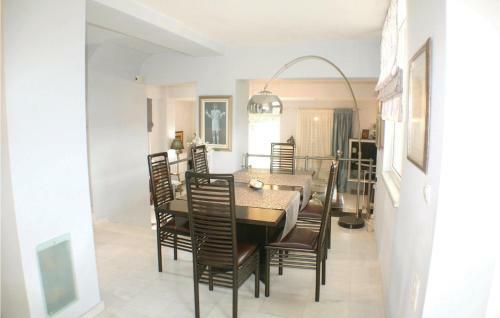Four-bedroom Holiday Home In Mikra Mantineia